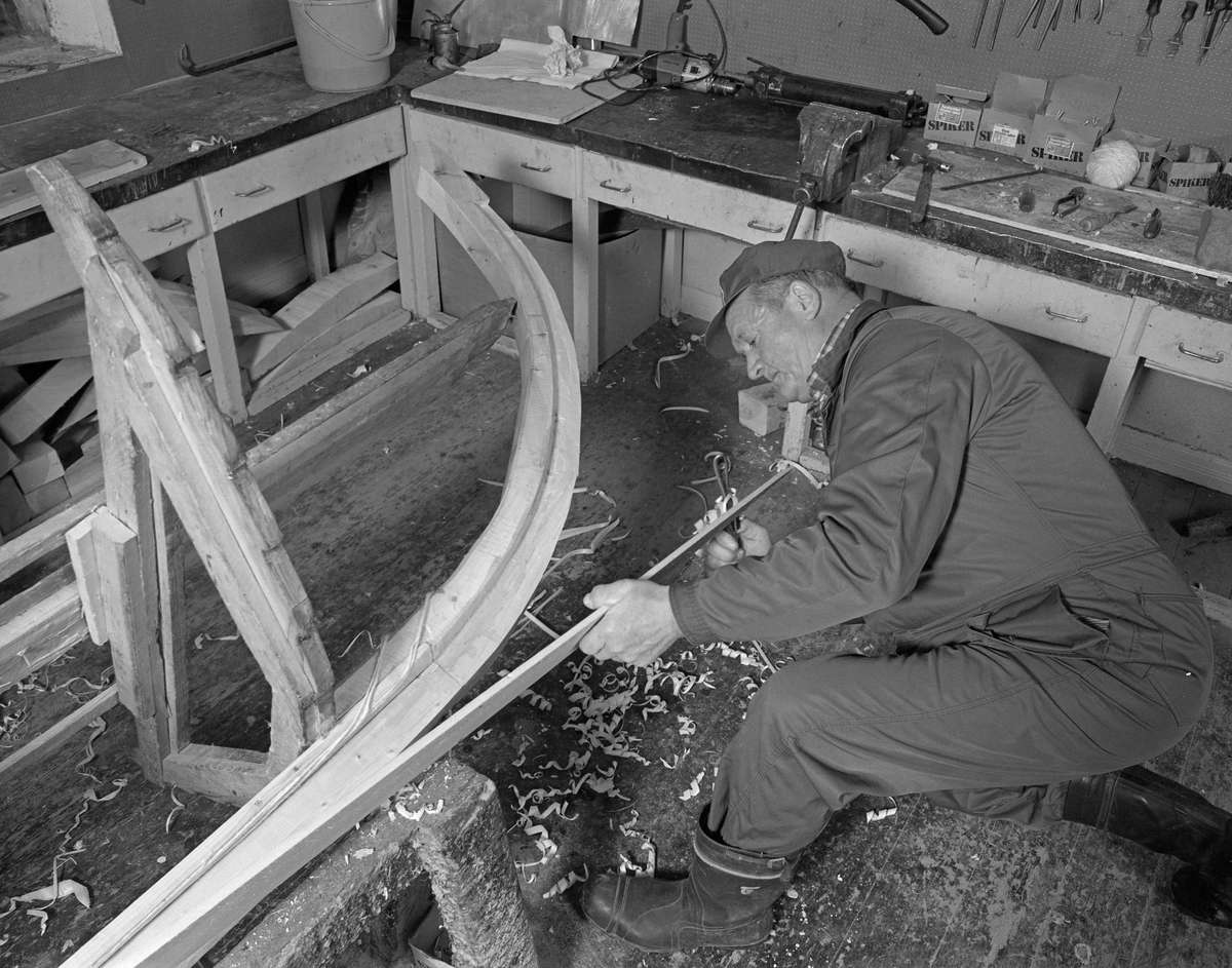 Bygging av fløterbåt («Flisa-båt») i Glomma fellesfløtingsforenings verksted på Breidablikk i Åsnes i november 1984. Da dette fotografiet ble tatt arbeidet båtbygger Lars. B. Olastuen med å forme førstebordet etter kjølgangen og stevnene.