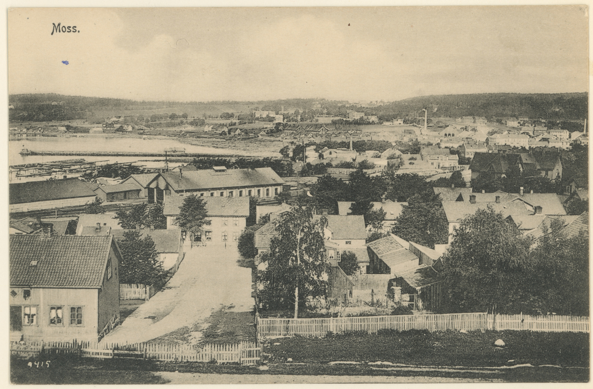 Postkortserie. Fotograf har stått på nedsiden av kirkegården på Høyenhald.
Detaljer: Deler av Jeløy i bakgrunnnen, jernbaneområdet, deler av Nyquistbyen.
Tekst: "K9287" på bilde 1 og "K9415" på bilde 2.
