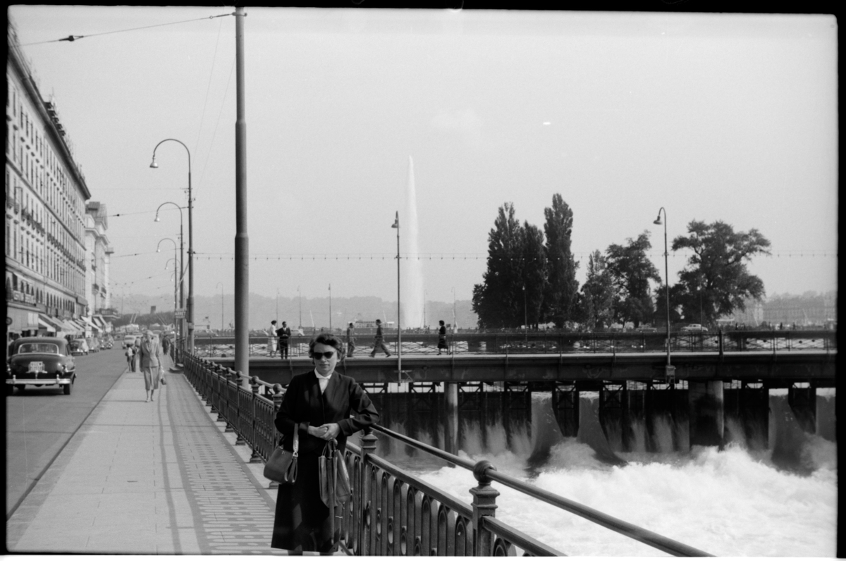 Vid Rhône floden i Genève ses Ulla Welander.