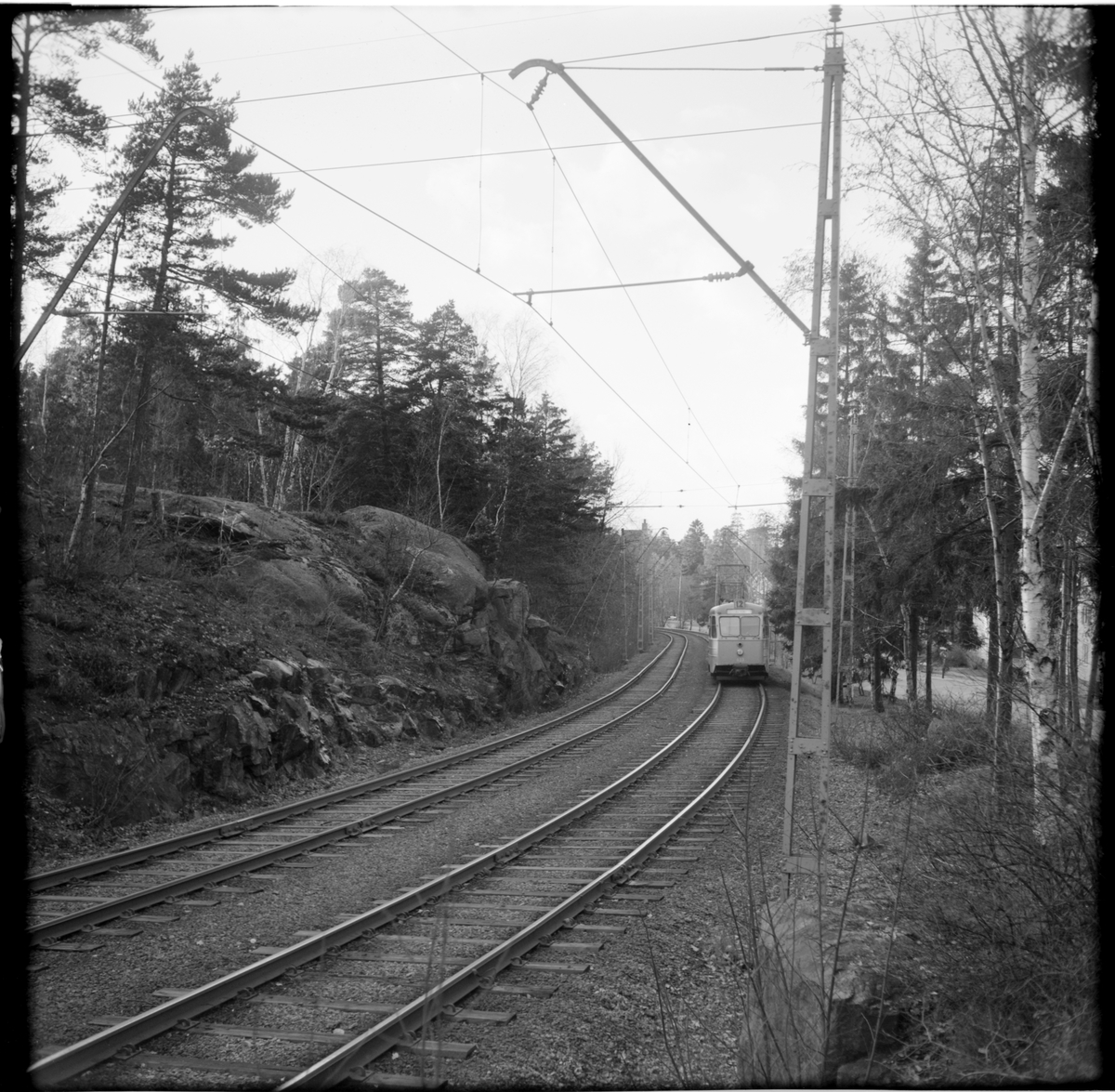 Aktiebolaget Stockholms Spårvägar, SS B24 633 "ängbyvagn" linje 12 Alvik mellan Nockebytorg och Nockeby. Vagn utåt.
