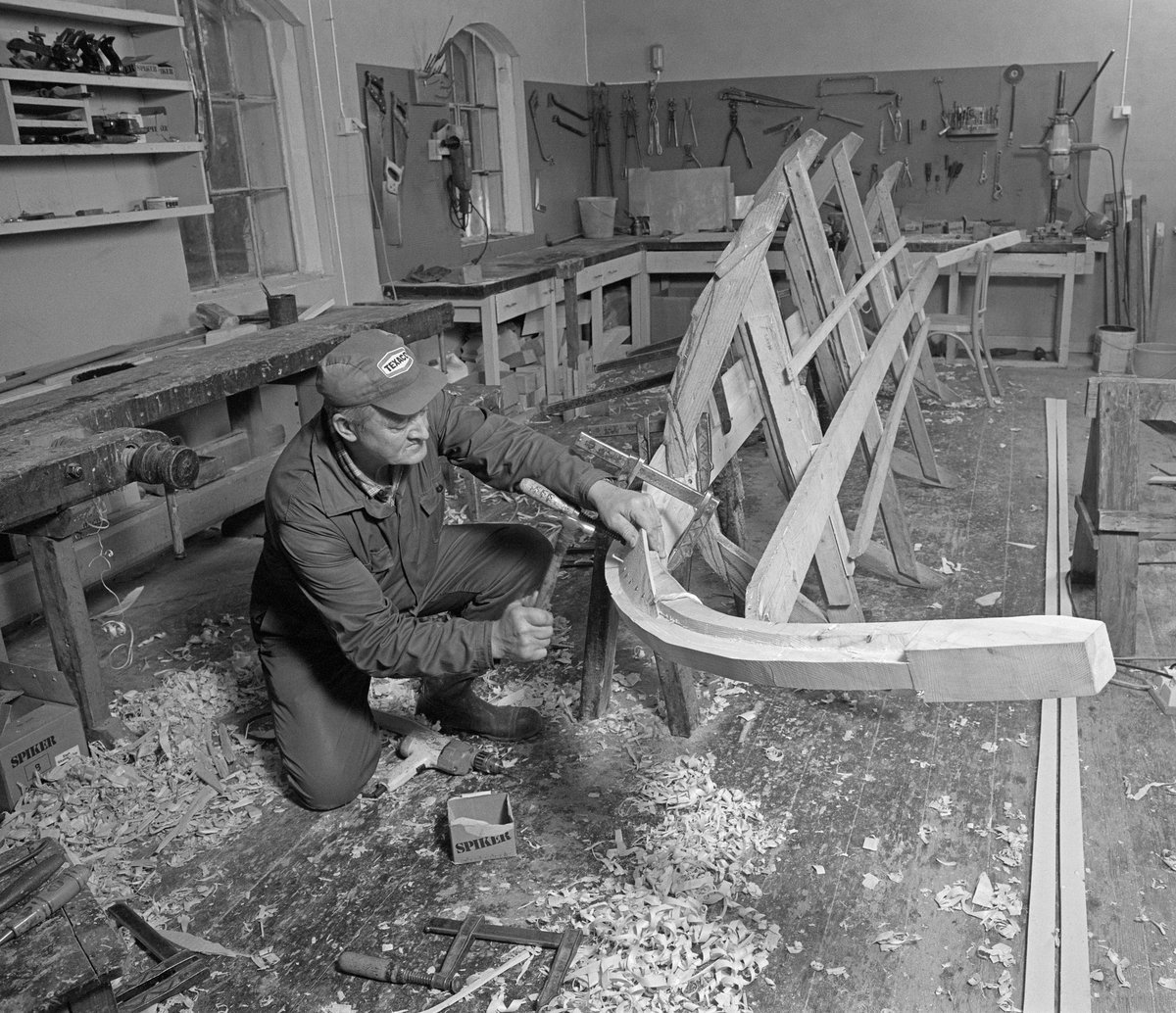Bygging av fløterbåt («Flisa-båt») i Glomma fellesfløtingsforenings verksted på Breidablikk i Åsnes (Solør) i november 1984. Her ser vi båtbygger Lars B. Olastuen spikre fast den første bordgangen til kjølen.
