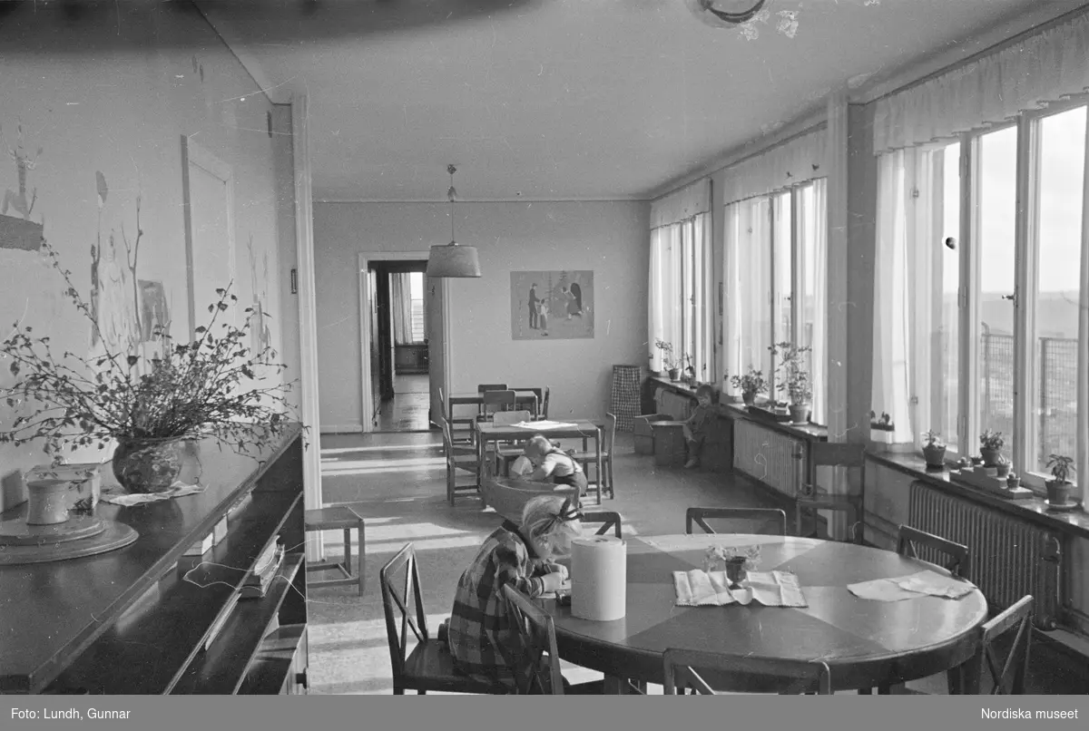 Motiv: H.S.B.s hus i kvarteret "Marmorn" på Skinnarviksbergen lekstugan (HSB);
Lekande barn, ett barn leker med en björn, en rad med handdukar,en hatthylla med kläder och portföljer, exteriör av hyreshus, en hund står på en klippa, passagerare stiger av en båt med skylt "Kungsholmstorg".

Motiv: H.S.B.s hus i kvarteret "Marmorn" på Skinnarviksbergen lekstugan (HSB);
Porträtt av ett barn, krukväxter i ett fönster.
