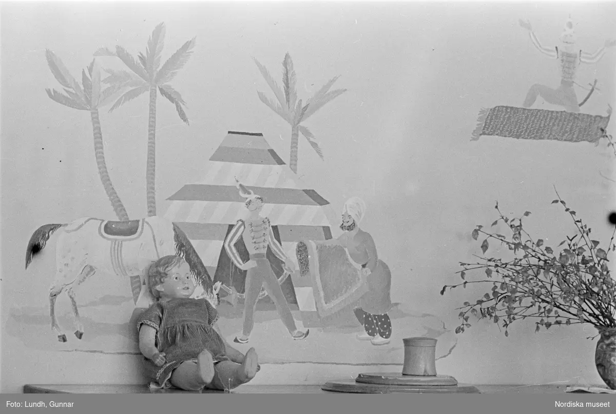 Motiv: H.S.B.s hus i kvarteret "Marmorn" på Skinnarviksbergen lekstugan (HSB);
Ett barn leker med leksaksdjur, barn ritar, ett barn sitter på en potta, ett barn tvättar sig, två flickor med dockvagnar.

Motiv: H.S.B.s hus i kvarteret "Marmorn" på Skinnarviksbergen lekstugan (HSB);
En pojke sitter vid lådor, ett barn sover i en säng.