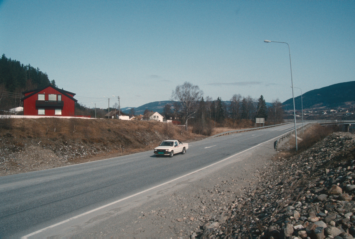 Lillehammer.  E6 mellom Vingnes-krysset og Lillehammer bru.  Del av Lillehammer bru i bakgrunnen til høyre.  Sett mot nord-vest.