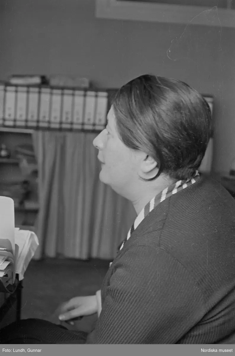 Motiv: Tyskland, Soc. dem. partikvinnor;
Porträtt av en person som håller en bok.

Motiv: Tyskland, Socialdem. partikvinnor;
Affisch "Tätigkeitsbericht D. Bezirksausschuss. Für  Arbeiterwohlfahrt Berlin 1931......", affisch "Geschäftsbericht 1931......", porträtt av en kvinna, porträtt av en kvinna "frk. Andersson",  en grupp kvinnor läser böcker och tidningsklipp.