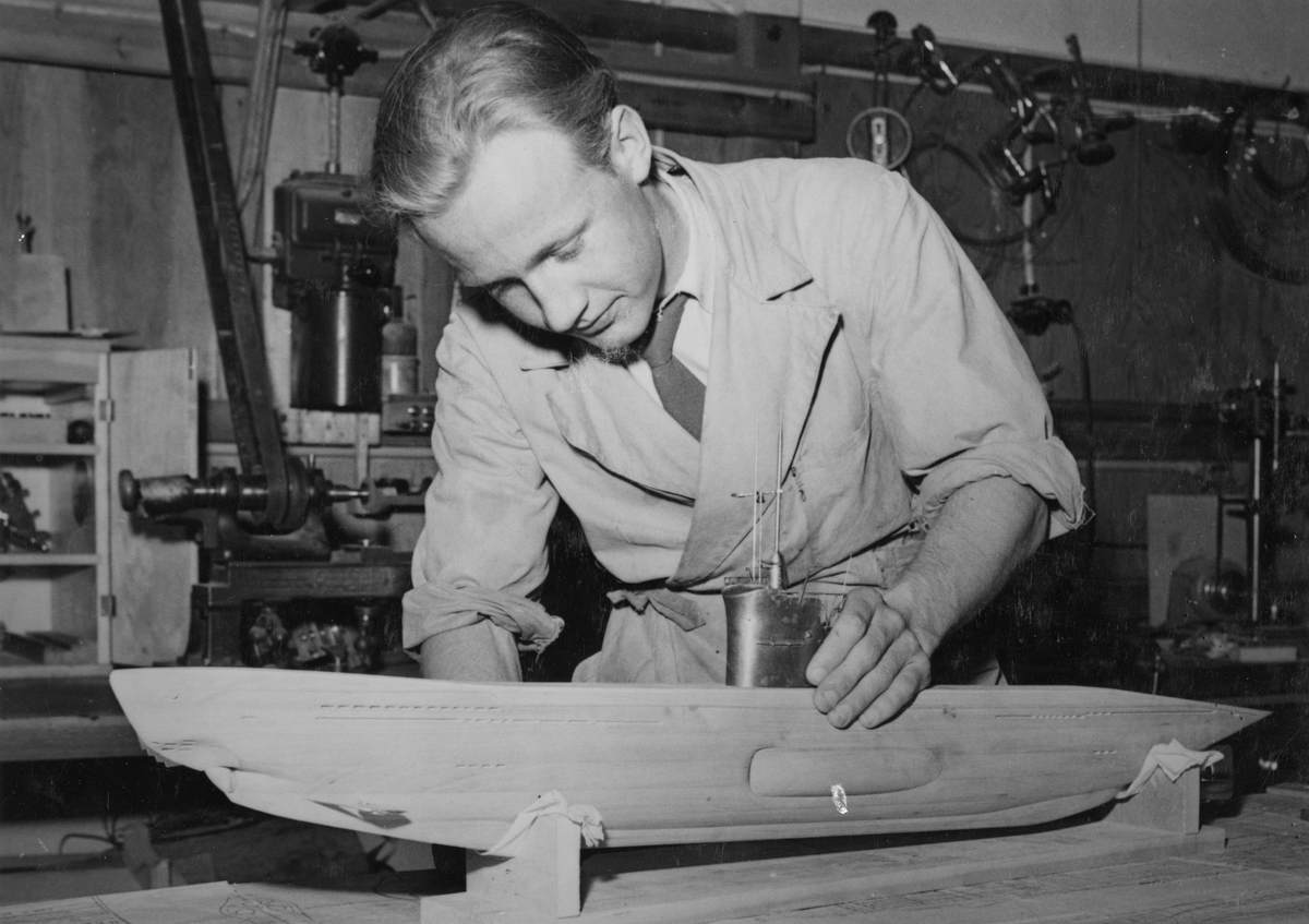 Sjöhistoriska museets modellverkstad. Metallarbetaren Lennart Samuelsson i arbete med en modell av kustubåten U 1 (1941).