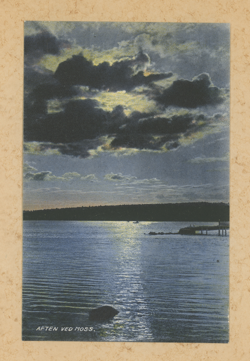 To identiske postkort. Solnedgang over Værlesundet.

Fotograf har stått ved Gernerbrygga/teglverket.	
Detaljer:	Brygger, søndre Jeløy.
Tekst på bildet: "Aften ved Moss".