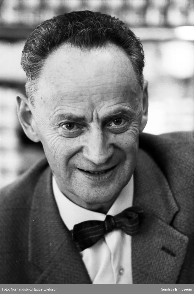 Handlaren Nestor Bergkvist har fyllt på i sin butik inför surströmmingspremiären 1960. Affären låg i hörnet Trädgårdsgatan-Torggatan.