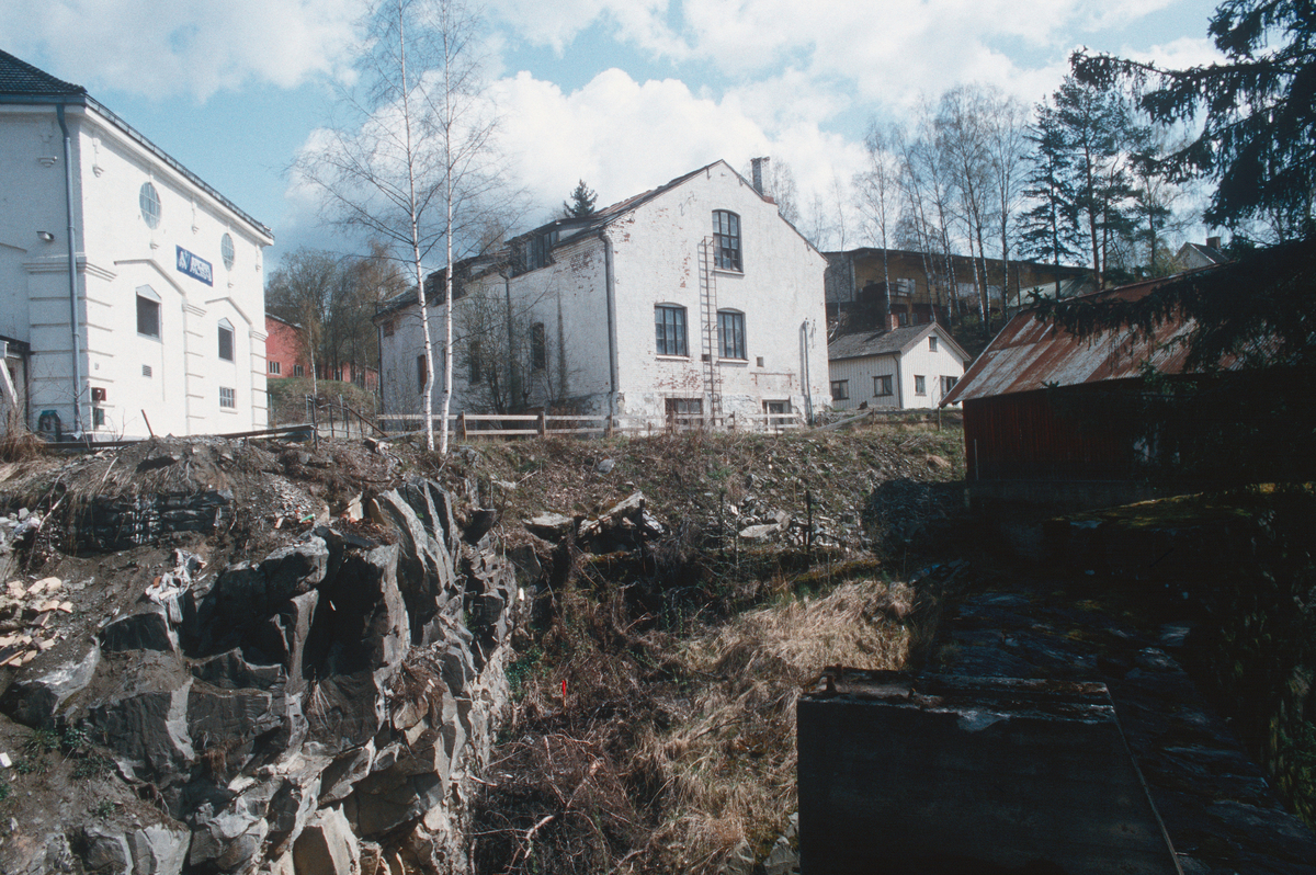 Lillehammer.  Sliperivegen.  Sorgendal Mølle (midt i bildet) og det røde uthuset til høyre ble revet for å bygge tunnel for Mensnadalsvegen.  Mesna kraftstasjons nedre del til venstre.  Fotografen stod rett over nedre tunnelinngang.  Sett mot øst.