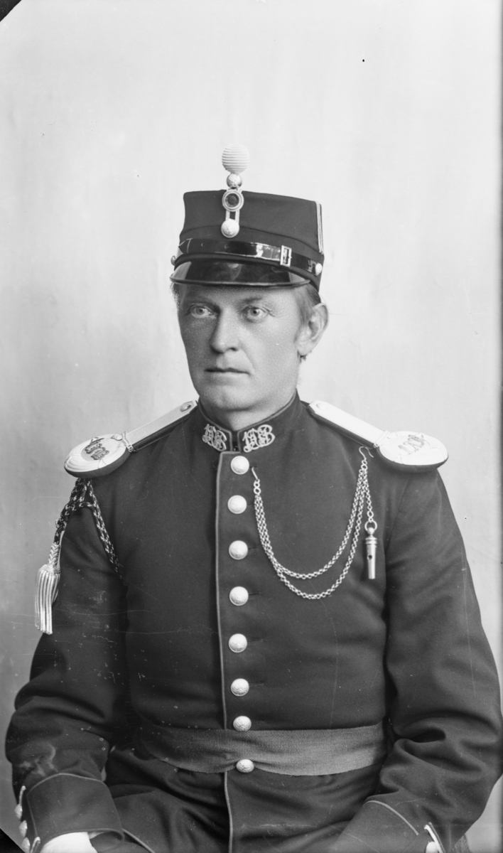 Portrett av mann i uniform. Etter MPLs regnskapsbok er dette fanejunker Berg. Fanejunker var den høyeste underoffisersgrad i  forsvaret frem til 1927