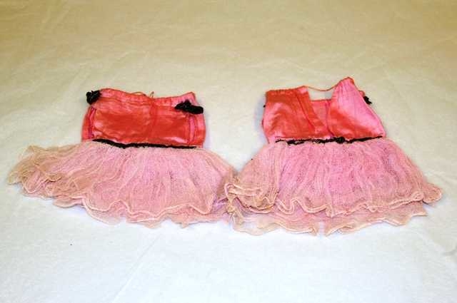 Enkle rosa ballerinakjoler uten ermer, med tyllskjørt og svar i livet og på skuldrene.