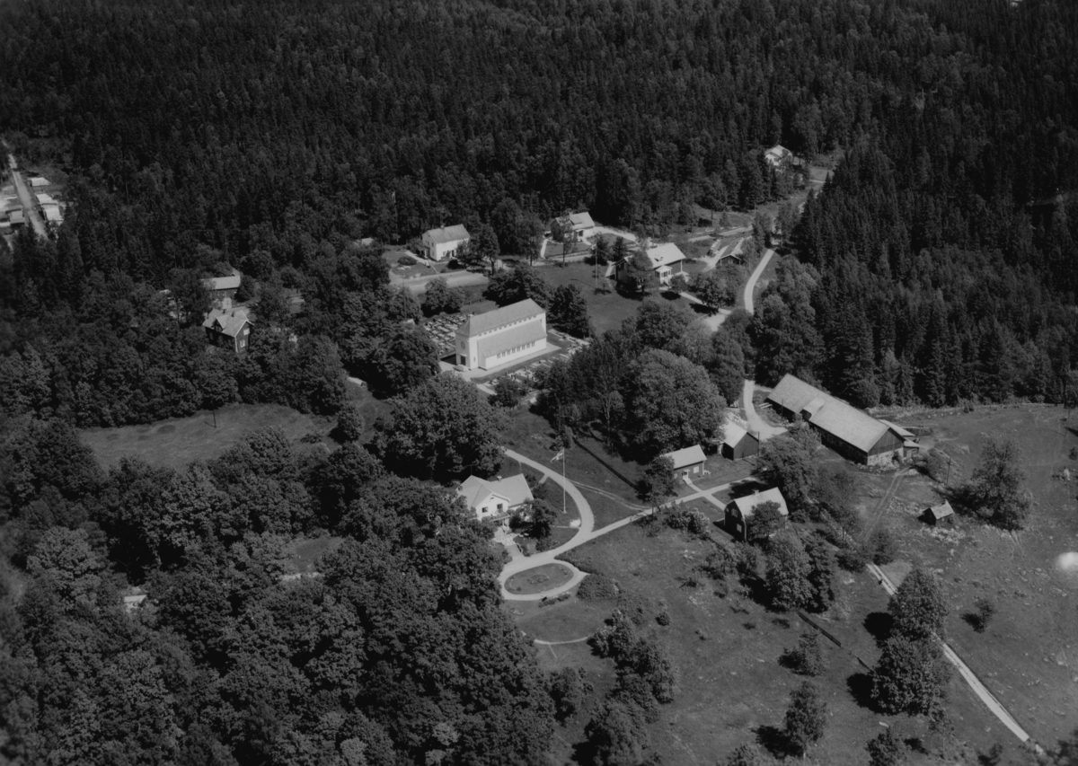 Flygfoto över Stengårdshult i mitten av bilden ser man Stengårdshults kyrka Jönköpings län. Nr 1107/1961