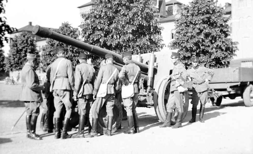 Kanon m/1917, 10,5 cm på kaserngården.