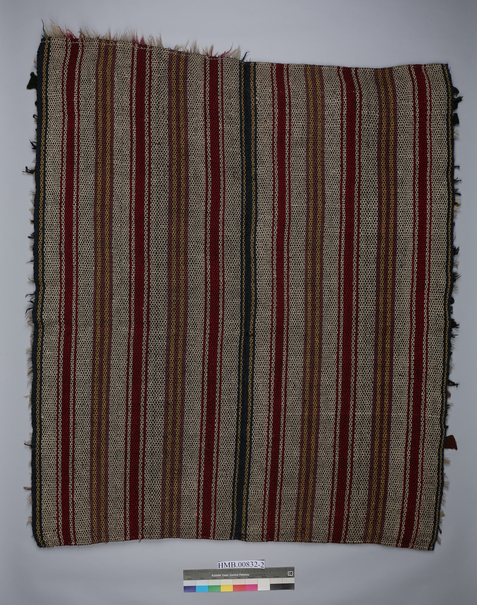 Sengetepper/åkle utstilt i seng på Hanseatisk museum fram til 2018.
Teknikk: Vevd. Innplukkede bomullsfiller og ullgarn. Sydd sammen av to høyder.
Rom: Sommerkleven (rom 307)