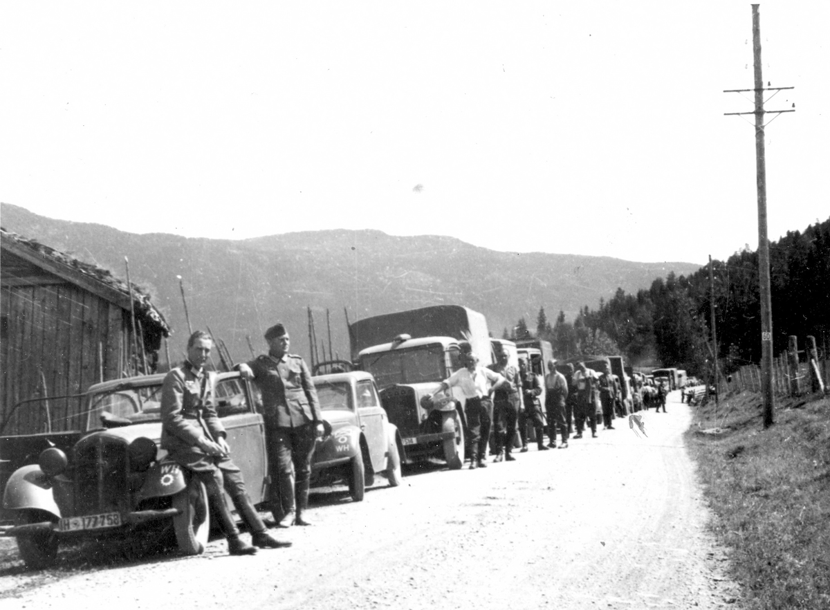 Andre verdenskrig. Kolonne i Åsgardane 1940-41. Fremste bil er ein DKW Cabricoach - IH-177758