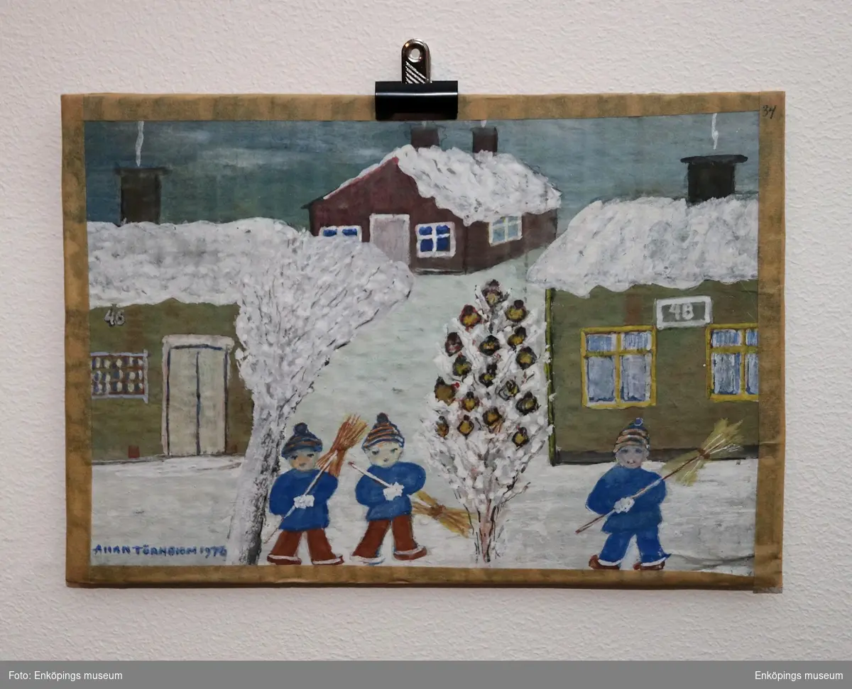 Målning på kartong, av Allan Törnblom, 1976. Dikt tillhörande målningen: "Åter en vinter med snö. Småfåglar väntar på frö. Kärvar i stora fång. Sättas ut på stång".