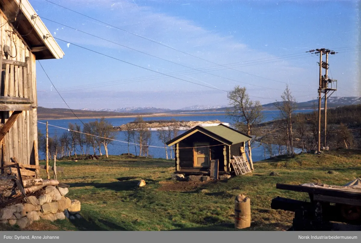 Tunet på gården Øst-Førnes, Møsstrond. Utsikt fra hus mot innsjøen Møsvatn