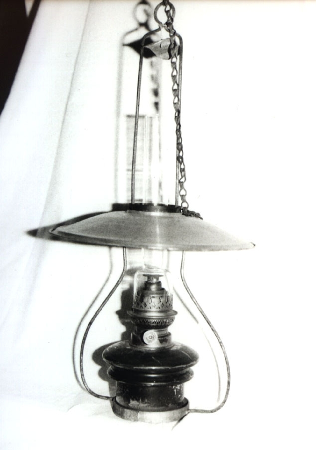 Lampe til henging i tak med veke og glassbeholder for parafin.