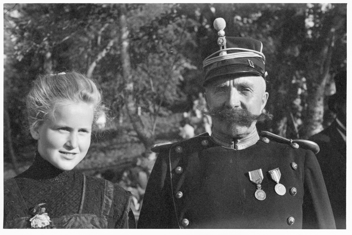 Fra Stenbergdagen 1946. Ruth Gryttenholm og Olaf Gran Kraby som deltok i "Brudeopptoget".