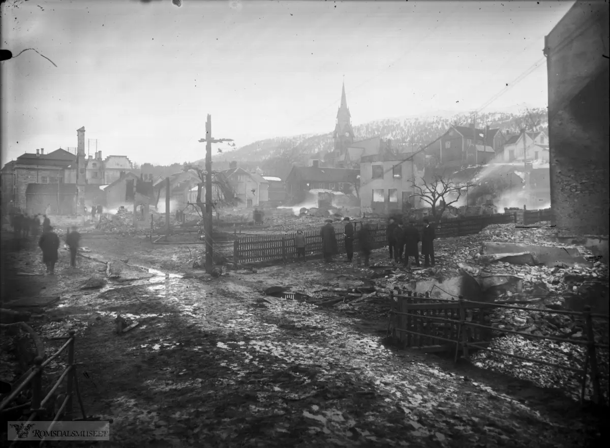 Ruinene etter bybrannen som startet 21.01.1916.