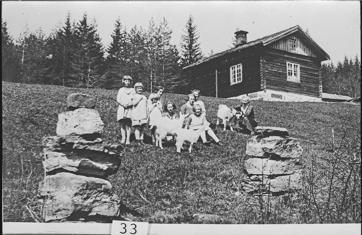 Plassen Sandmoen under Nedre Vik i Sigdal. Nummer 5 fra venstre er Anne Løkka med fire barn, fremst til venstre Hilda Eidal. 