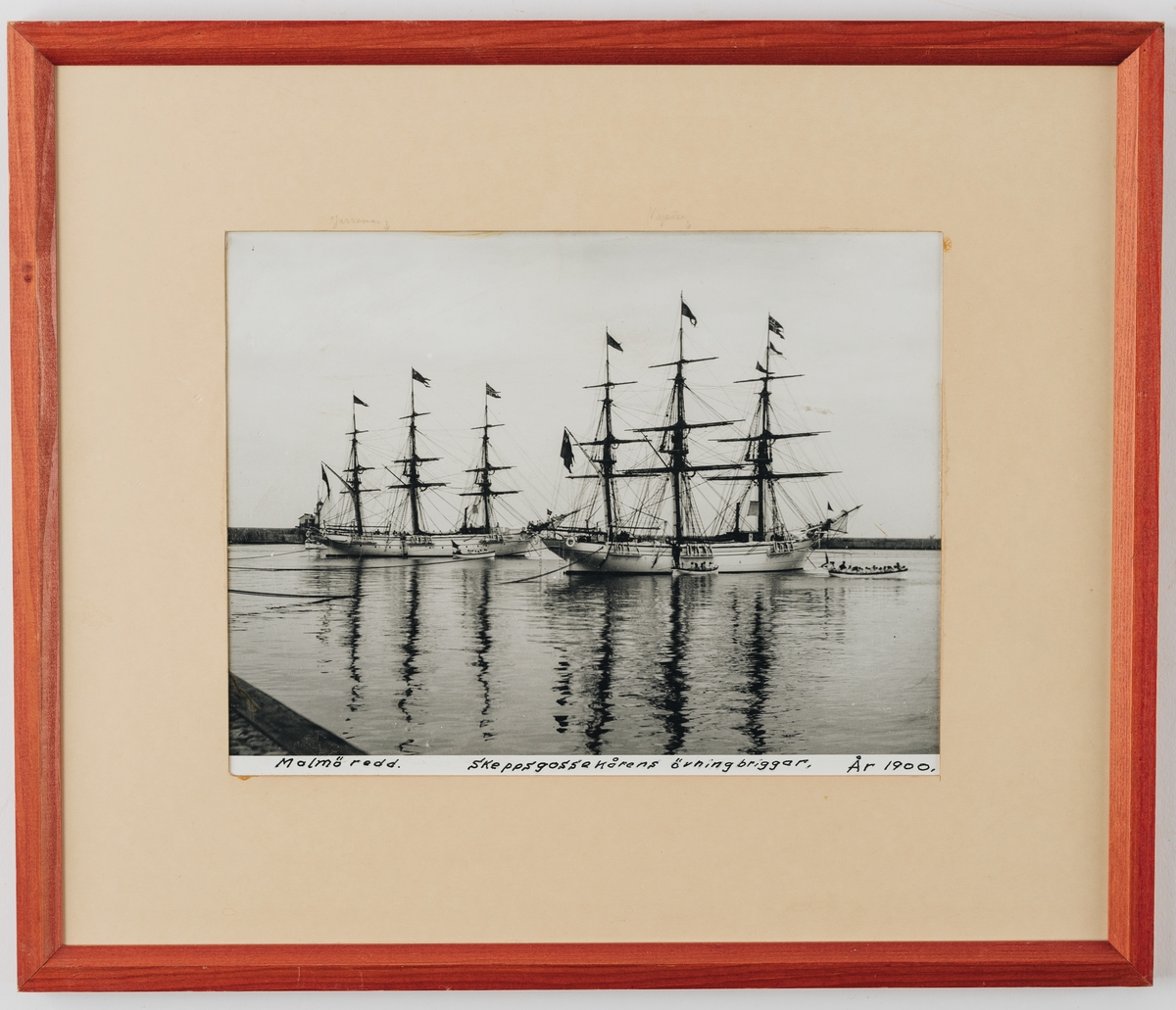 Bilden visar skeppsgossefartygen Jarramas och Najaden till ankars på Malmö redd år 1900. Fartygen har hissat unionsflaggan i mitten och norsk flagga i fören.