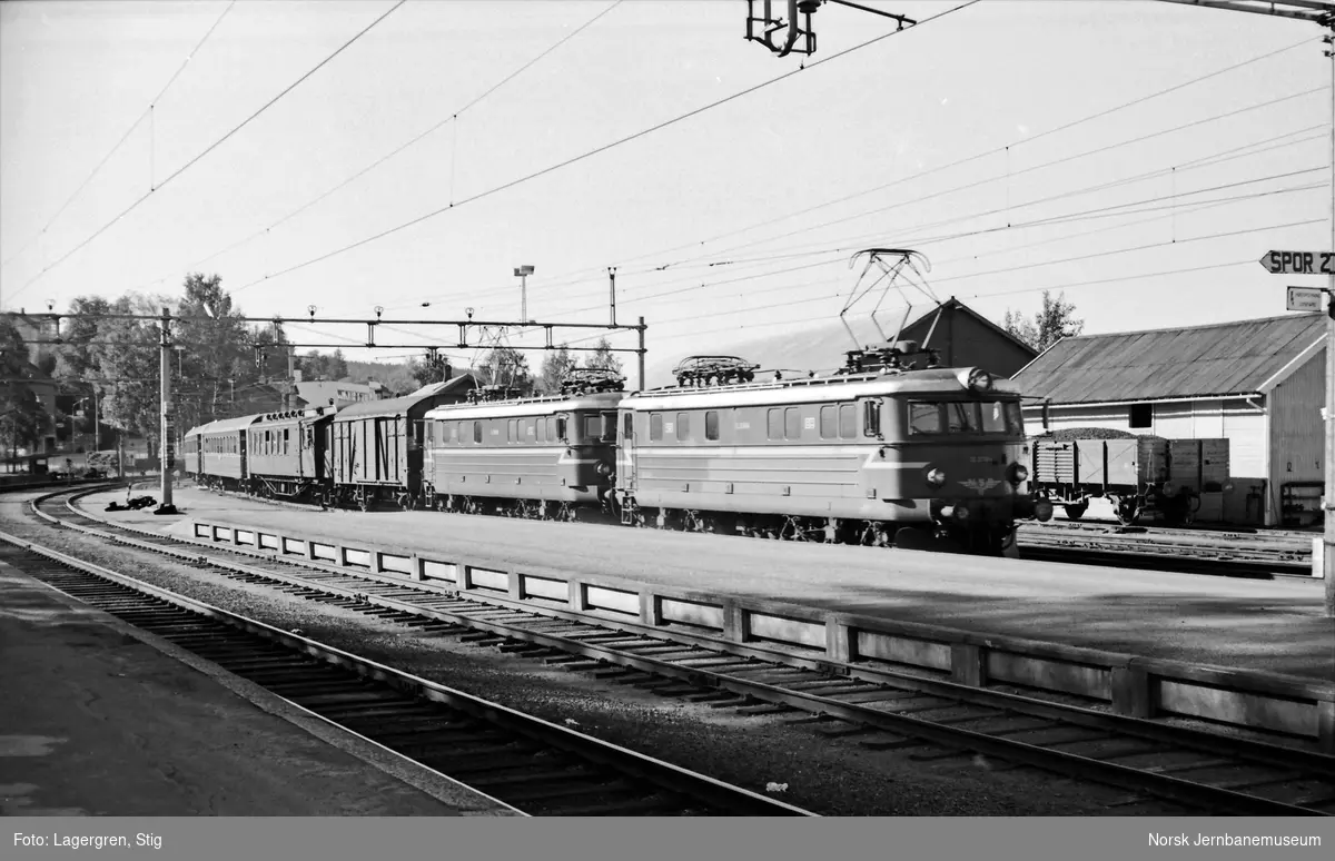 Elektriske lokomotiver type El 11, nærmest nr. 2084, med persontog fra Oslo Ø til Charlottenberg på Kongsvinger stasjon