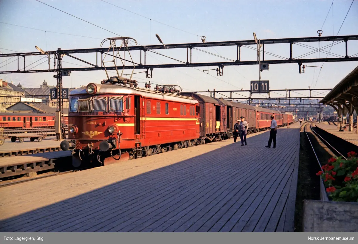 Elektrisk Lokomotiv El 11 2095 Med Persontog På Oslo Østbanestasjon Norsk Jernbanemuseum 