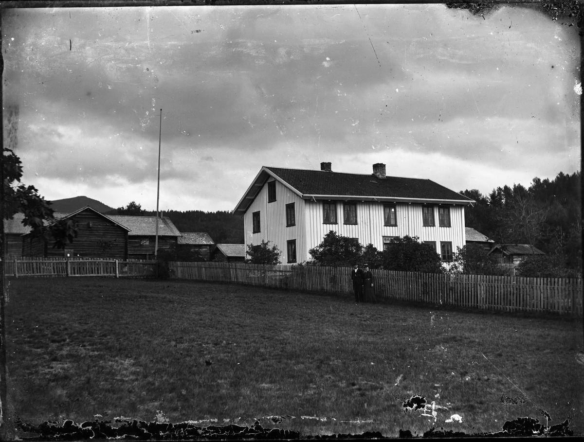 Fotosamling etter Øystein O. Kaasa. (1877-1923). Gårdsbebyggelse. 
Kaasa ble født i Bø i Telemark på husmannsplassen Kåsa under Vreim. Han gikk først i lære som møbelsnekker, forsøkte seg senere som anleggsarbeider og startet etterhvert Solberg Fotoatelie i Seljord, (1901-1923). Giftet seg i 1920 med Sigrid Pettersen fra Stavern. Han ble av mange kalt "Telemarksfotografen".
Kaasa fikk to sønner Olav Fritjof (1921-1987) og Erling Hartmann f 1923. Olav Fritjof ble fotograf som sin far, og drev Solberg Foto i Staven 1949, Sarpsborg 1954 og Larvik fra 1960. Hans sønn igjen John Petter Solberg drev firmaet frem til 1990.