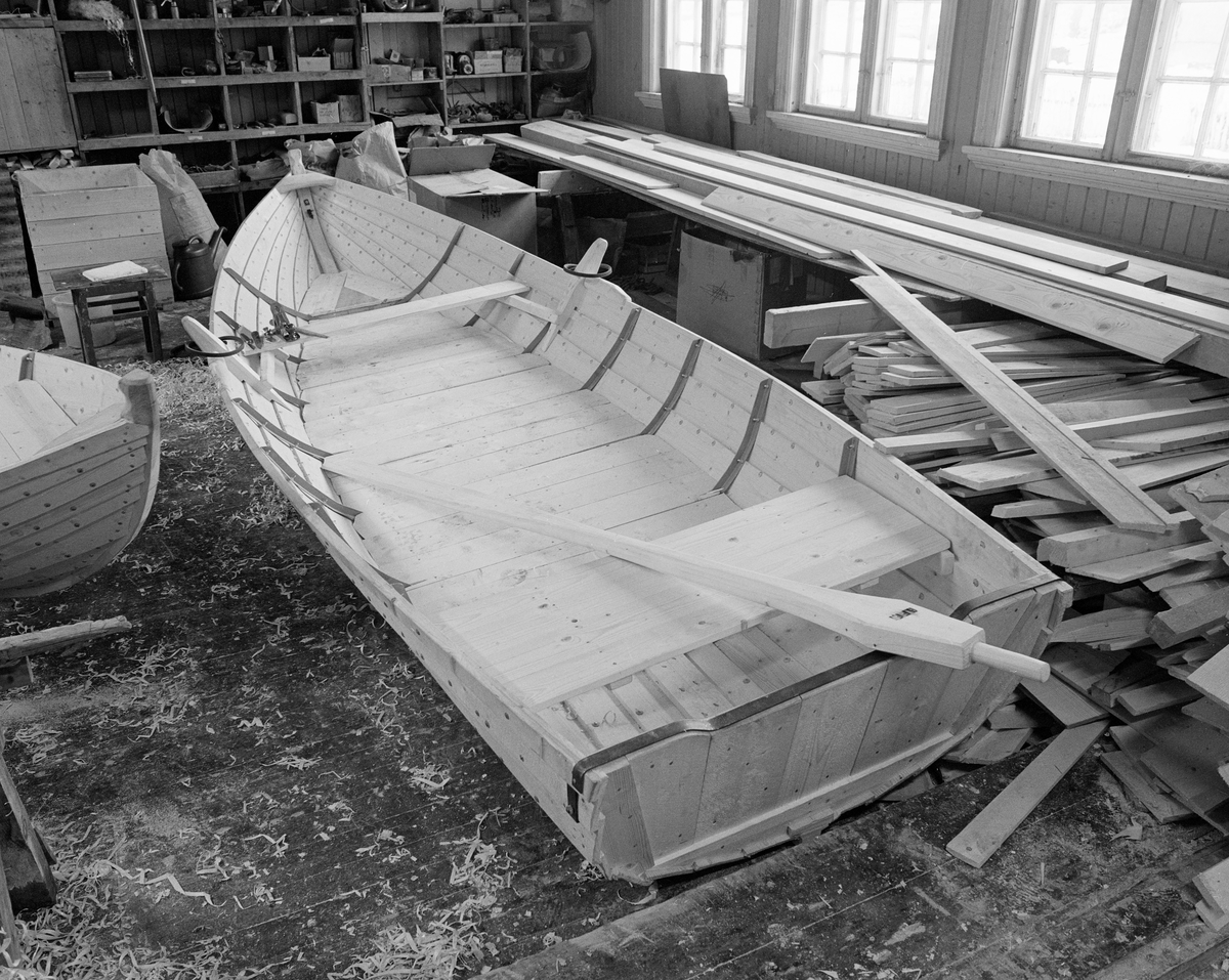 Spissbåt (Flisa-båt) med årer. Tverrendebåt. Glomma fellesfløtningsforenings verksted på Flisa. 5/4-1984.
