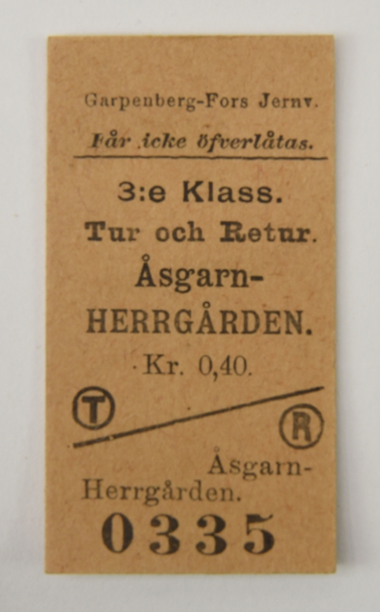 Edmondsonsk tredjeklassbiljett tur och retur från Garpenberg-Fors Järnväg på sträckan Åsgarn-Herrgården. Av beige papp med tryckt text på framsidan. Blank baksida. Pris 0,40 kr. Serienummer 0335.