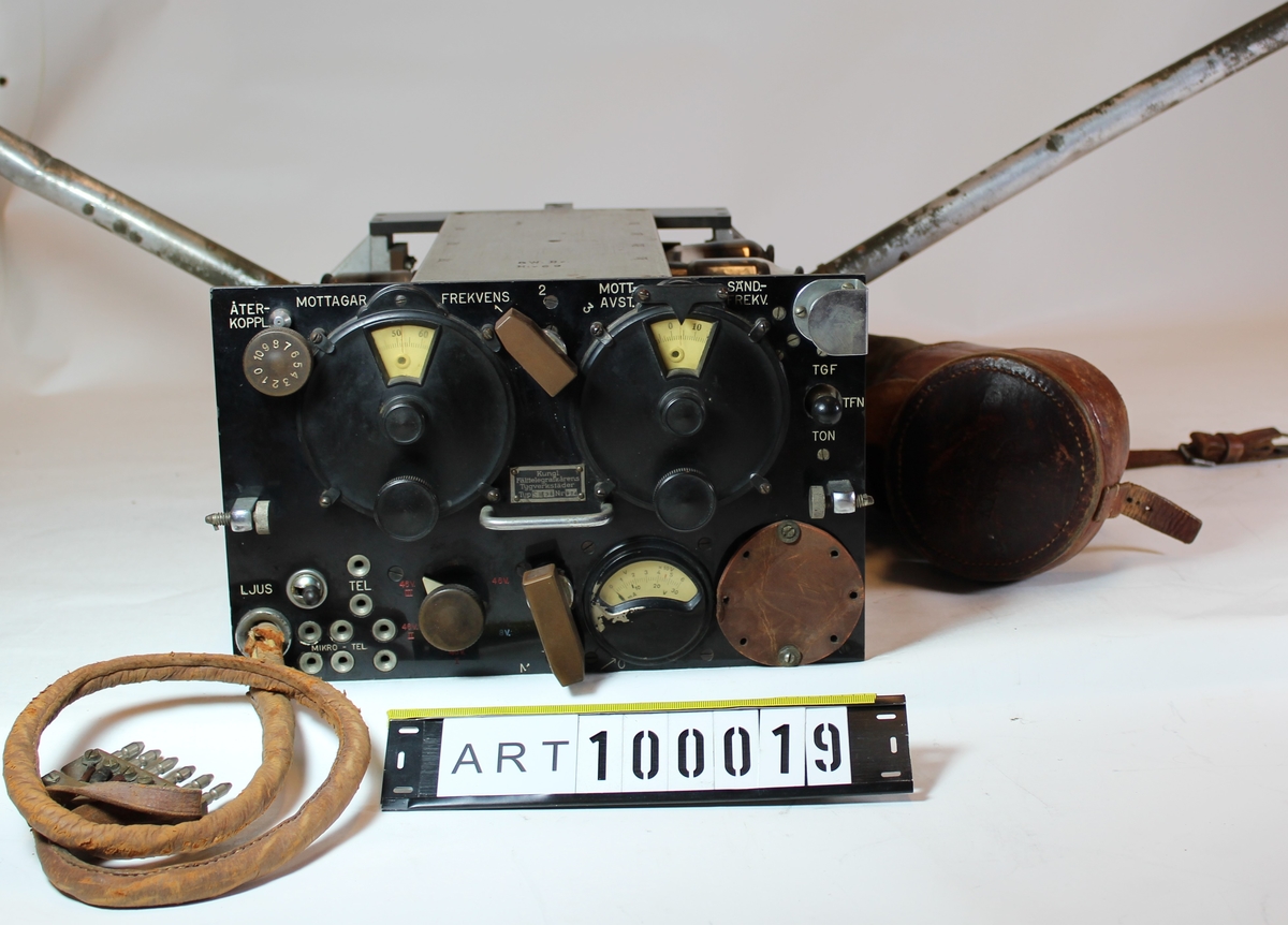 1.	5 watt bärbar radiostation (5 W Br m/30)

5W Br m/30är en bärbar kortvågsstation avsedd för telegrafi (A1/A2) och telefoni.
Stationen anskaffades främst för Artilleriförbanden i början av 1929  och utgick ur organisationen 1943.

Tekniska data:
Stationen bestod av apparatlåda a, två batterilådor b (varav en i reserv), samt antennram.* 

Frekvensområde 1:	        2680-2780 kHz
Frekvensområde 2:	        4240-4840 kHz
Strömförsörjning:		2st ack DM18
		                                3st torrbatteri A63 (MBL)
		                                2st 4,5V ficklampsbatterier för gallerförspänning
Antal rör:	                        4st A1 och 3st B1
Uteffekt:	                        Ca 1W
Antenn:	                                Ram antenn
Räckvidd:
    Telegrafi:	                       Ca 10Km
    Telefoni:	                       Ca 5Km
Vikter:
    Apparatlåda:	                17,28Kg
    Batterilåda:	                21,28Kg
    Batterilåda reserv:	       19,41Kg
    Antennkoger:	               3,30Kg
    Totalvikt:	                       61,27Kg

KURIOSA:
Hilding Björklund (Ellab)
För artilleriets eldledning visade sig telegrafi vara en besvärlig metod, varför den rönte ett visst motstånd att bli genomgående accepterad. Man var ju van att använda trådtelefoni och en lösning skulle då närmast vara radiotelefoni. 
För att lösa detta tekniskt erfordrades ökad sändningseffekt och känsligare mottagare. Effekten kunde man inte öka så värst mycket, eftersom kravet var en bärbar station. 
Beträffande mottagaren hade vid denna tid framkommit uppgifter om Armstrongs superheterodynmottagare, där en frekvensändring medelst en oscillator och blandare sker till en mellanfrekvens, som är fast och där signalerna lättare kan förstärkas. Dessutom hade i marknaden framkommit skärmgallerrör, som gav en stabilare förstärkning. Vi ville därför försöka med en supermottagare.

Med utgångspunkt från den ramantenn som redan fanns (1 W Br) igångsattes experiment och de 8 stationer som tillverkades gav lyckade räckviddsegenskaper, 5 km. Detta meddelades Kungl Arméförvaltningen med begäran om tillverkningsuppdrag.
Men därom blev intet besked.

Svenska AB Trådlös Telegrafi, SATT, hade hos Arméförvaltningen begärt uppdrag såsom varande den enda i landet som tillverkade militär radiomateriel och som på grund av Ellabs arbeten blivit utestängda från armésidan.
Arméförvaltningen ansåg framställningen vara rimlig och hoppades därjämte att en mer avan- cerad lösning skulle kunna förväntas.

SATT fick beställningen och därjämte ritningarna på vår ramkonstruktion.
När tiden var inne för prototypen från SATT fick Ellab uppdraget att kontrollera densamma. Anmärkningar gjordes på rätt många punkter varav den viktigaste var att räckvidden inte på något sätt kunde innehållas.
SATT arbetade om en del saker men stationerna underkändes bl a för räckviddens skull och den kraftiga strömförbrukningen. SATT ansåg sig orättvist bedömd och begärde tillsättande av skiljemän. Som skiljemän antogs professor Pleijel vid Kungl Tekniska Högskolan och kapten Rudling, artilleriet.

Dagen då räckviddsprovet skulle ske, över den av oss tidigare använda 5 km långa sträckan från Frösunda till Silverdal på Järvafältet, hade vi ställt upp våra radiostationer och SATT sina i omedelbar närhet till varandra.
Förbindelsen mellan våra stationer gick med så kraftig ljudstyrka att man inte kunde lägga hörtelefonen på öronen utan smärta. SATT-förbindelsen var mycket svag så att man med svårighet kunde höra att tal pågick men inte uppfatta detsamma. Jag lämnade över telefonen till Pleijel och sa att det här inte är uppfattbart tal. Han lyssnade och sa att han hörde ljud i alla fall.
Skiljemännen godkände stationerna och SATT fick leverera beställningen.
Stationerna levererades och översändes till artilleriets signalskola för vilken kapten Rudling var chef.
Det dröjde inte många veckor förrän det kom rapporter om klagomål på stationerna bl a att anodbatterierna tog snabbt slut, räckvidden dålig o s v.
Efter en månads användning på skolan måste kapten Rudling rapportera att stationerna borde kasseras, det var omöjligt att längre använda dem vid skolan. Stationerna blev också kasserade.
Vi kände precis inte någon skadeglädje över detta resultat, det hade kostat staten mycket pengar. Vi kände oss i stället rehabiliterade beträffande vårt omdöme om stationerna.
I detta läge fick arméförvaltningen bråttom att beställa stationerna från oss. För att visa oss på styva linan angav vi en kort leveranstid, vilket orsakade mycket övertid för att rädda den iråkade situationen för arméförvaltningen.
Det gällde 100 stationer och vi lyckades att hålla leveranstiden. Stationerna blev även bättre än vad våra prototyper uppvisade.
Slut citat Hilding Björklund.
Beskrivning
Radiomateriel Del 5, fastställd 1932.

Underlag till ”beskrivning” är i huvudsak hämtat ur Försvarets Historiska Telesamlingar
Armén, sammanställning över arméns lätta radiostationer under 1900-talet av
Sven Bertilsson och Thomas Hörstedt (Grön radio).

