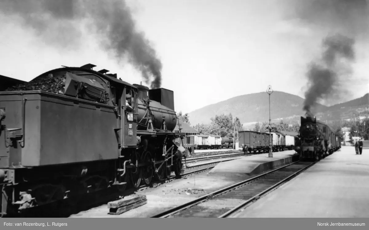 Damplokomotiv type 26a nr. 217 (til venstre) og damplok 26c nr. 435 med godstog på Lillehammer stasjon