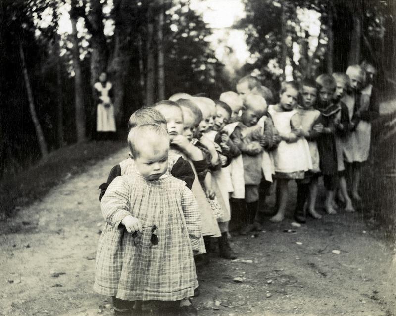 Barnehjemsbarn i rekke, ca. 1914.