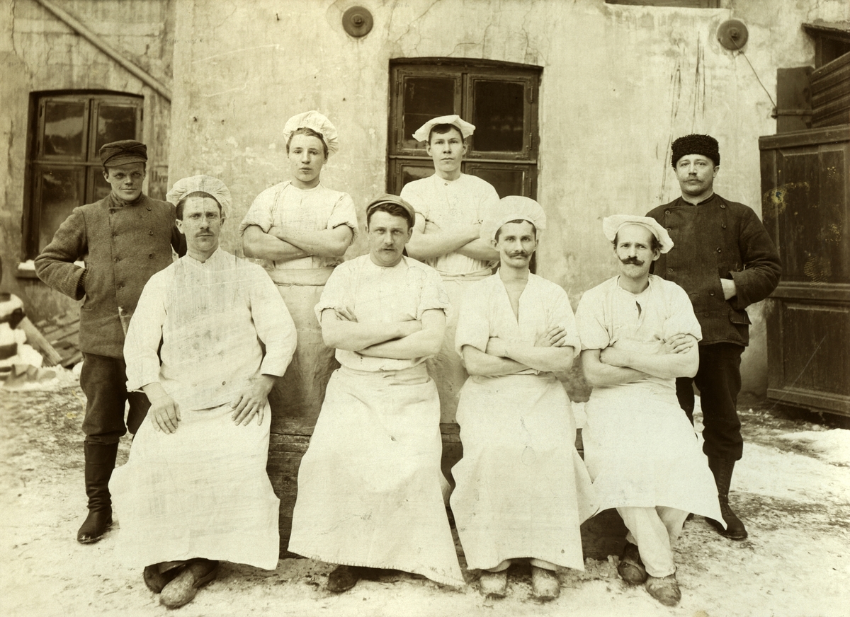 Gruppebilde av bakere i Kristiania i perioden 1907, 1914. Nr to foran fra høyre er Franz Isaksen fra Vadsø.