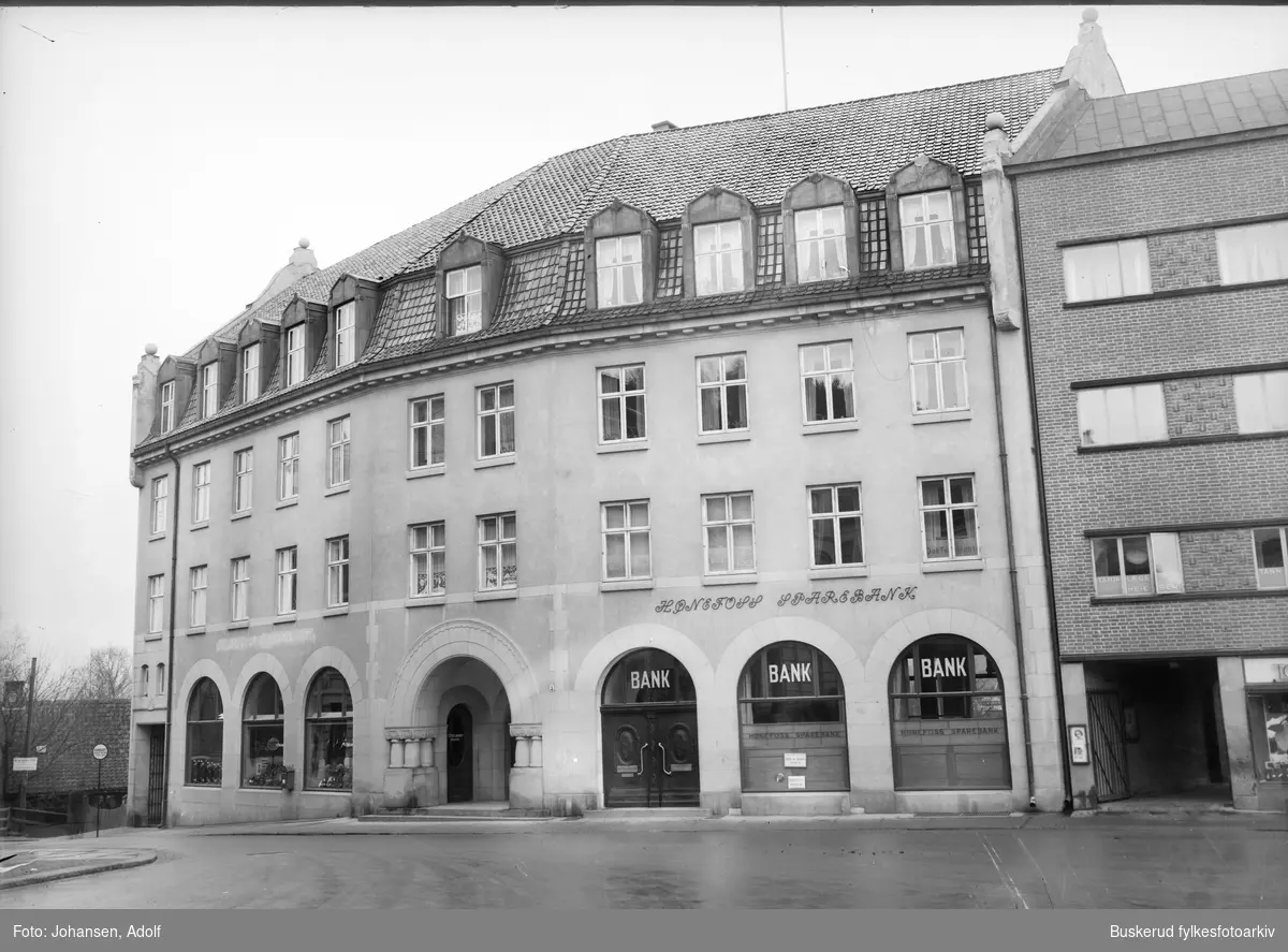 Hønefoss sparebank
Etter initiativ fra Hønefoss Arbeiderforening (som forøvrig ble stiftet av hattemaker Knutsen) ble det 30.mars i 1851  opprettet en "Laaneindretning" Denne ble den direkte forløperen til Hønefoss Sparebank, som ble opprettet 1.mai 1876.
Banken besluttet i 1914 å kjøpe Søndre Torv 3, og i løpet av 1915 var gården ferdig til innflytting.