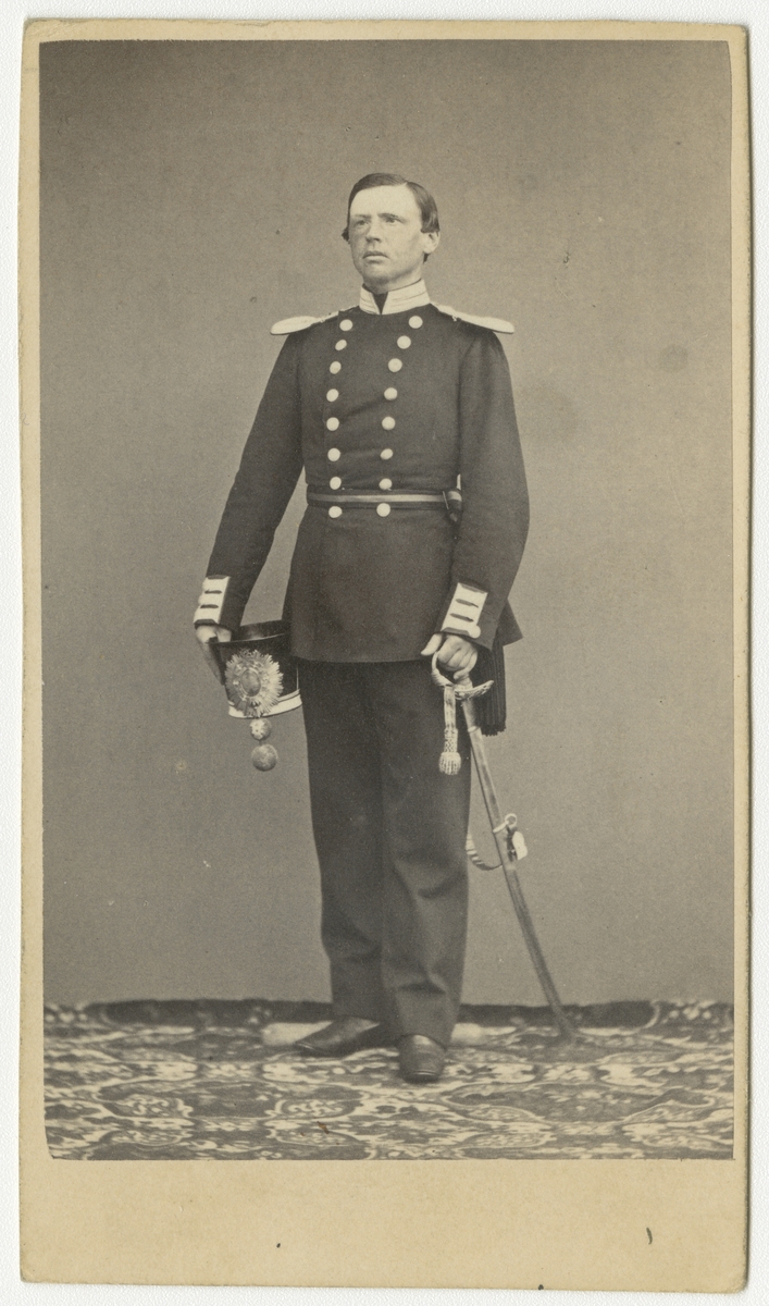 Porträtt av Adolf Fredrik Christian af Klercker, underlöjtnant vid Andra livgrenadjärregementet I 5.

Se även bild AMA.0001932, AMA.0001973 och AMA.0009604.