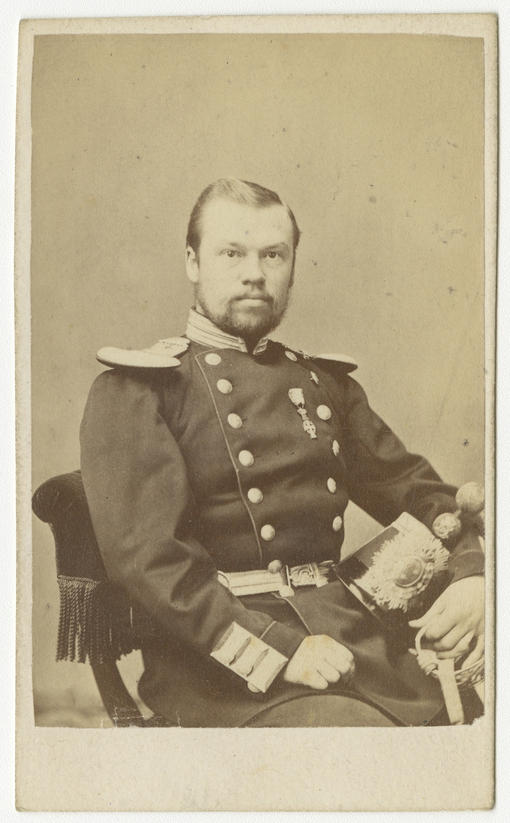 Porträtt av Axel Edvard Wester, löjtnant vid Andra livgrenadjärregementet I 5.

Se även bild AMA.0001934.