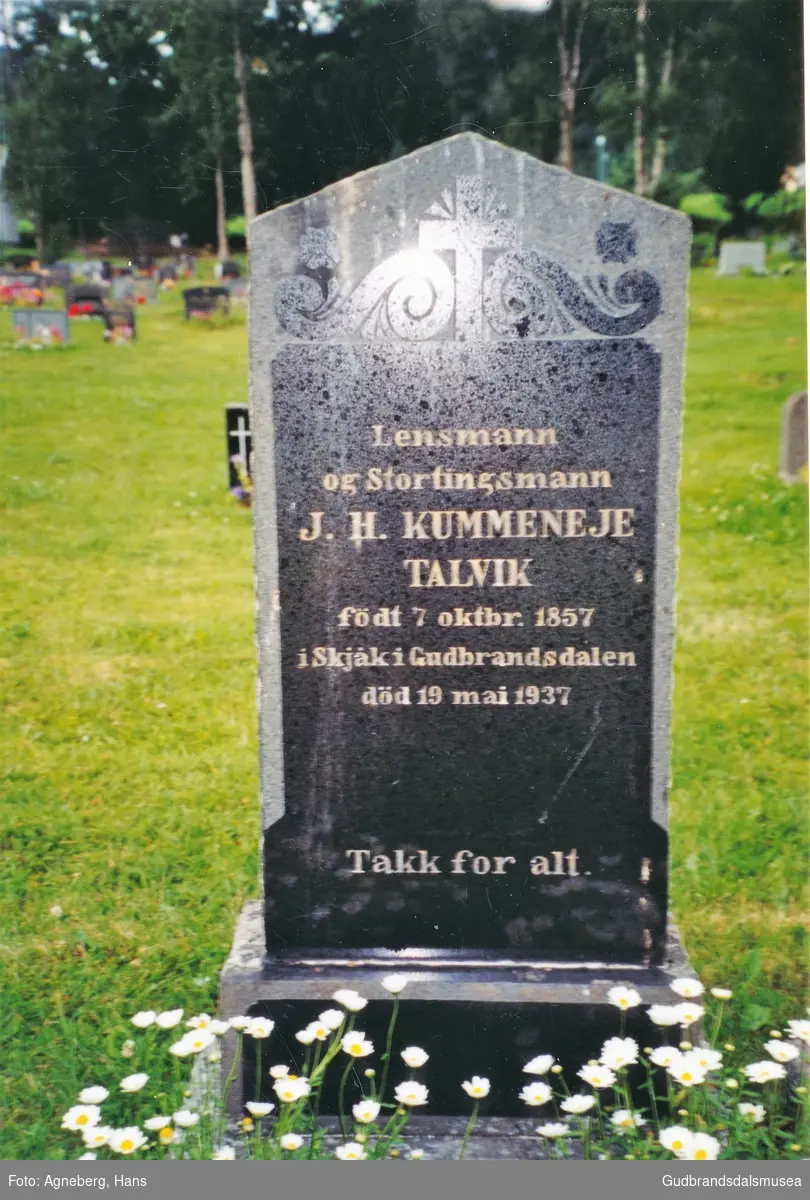 Gravstøtte over Johannes Kummeneje (1857-1937) ved Talvik kyrkje i Finnmark