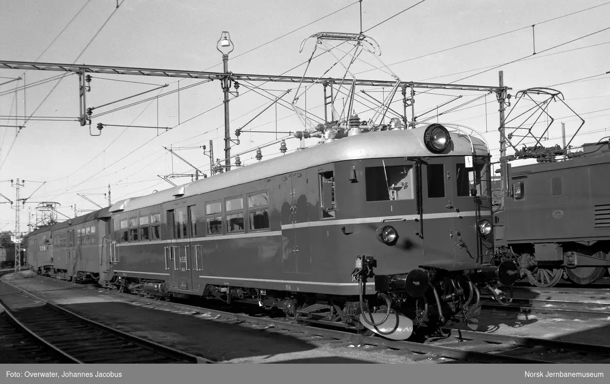 Nylevert elektrisk motorvogn litra Cmeo 105 nr. 18544 utenfor lokomotivstallen på Filipstad ved Oslo V. Til høyre elektrisk lokomotiv El 2 nr. 2023