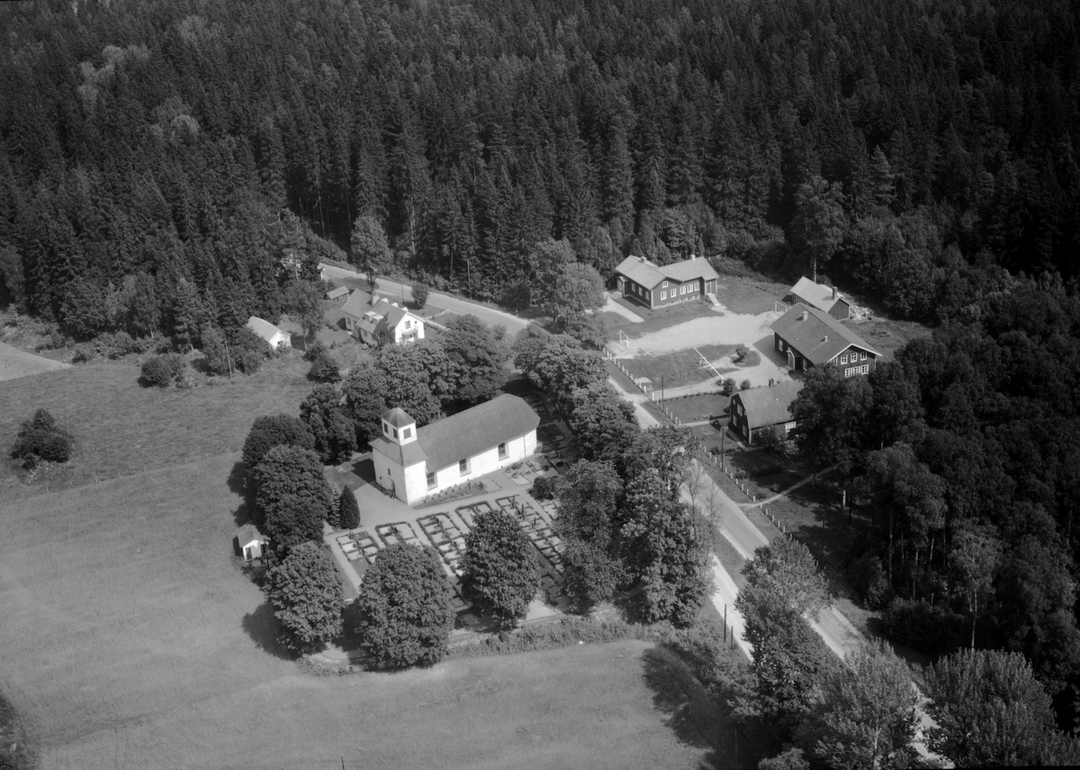 Flygfoto över Dannäs i mitten av bilden ser man Dannäs kyrka i Värnamo kommun, Jönköpings län. 1128/1963