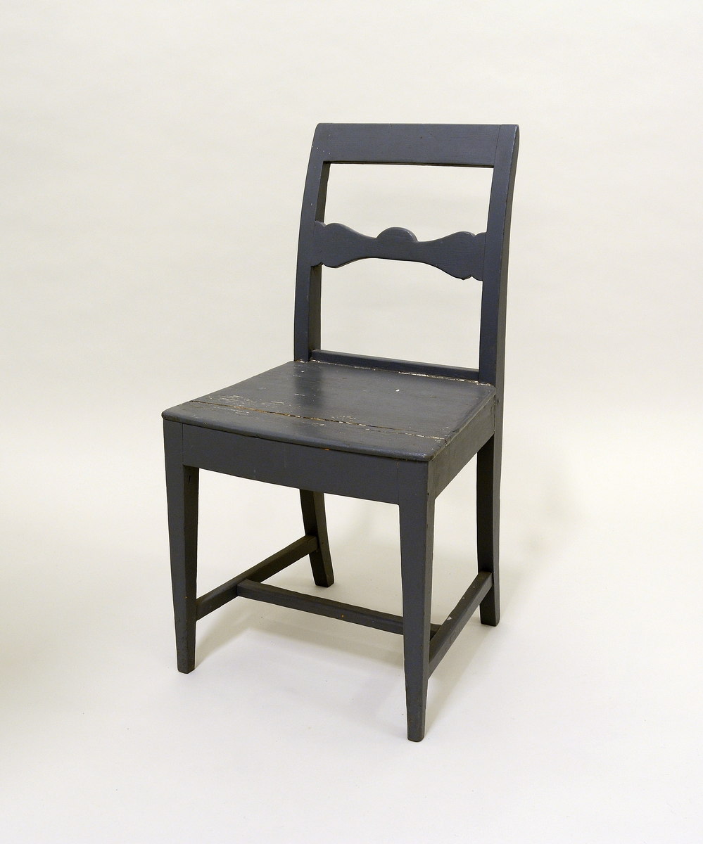 Stol. Fra protokollen: Kjøkkenstol, av furu, sein bondeempire type. Dekorativt utformet ryggsprosse med sirkel i midten, malt gråblå.