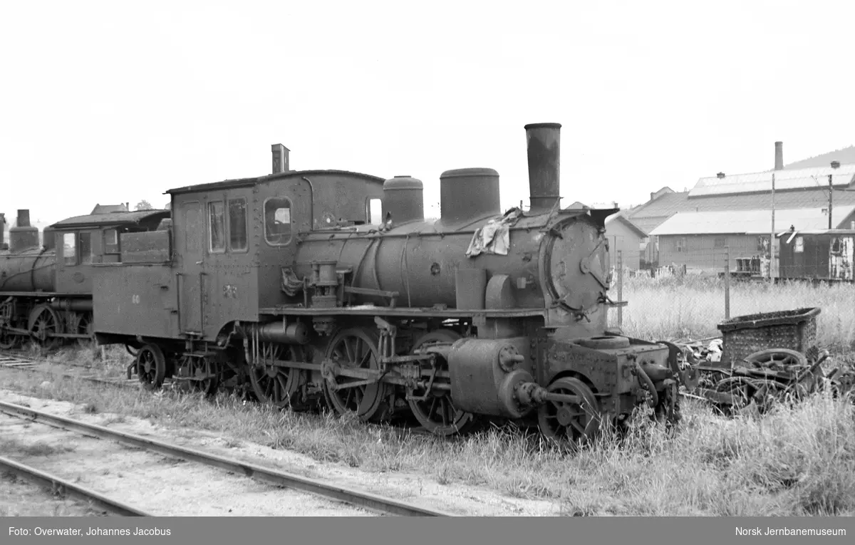 Utrangert smalsporet damplokomotiv type XXVI nr. 80 på Sundland i Drammen. Lokomotivet ble utrangert etter at Vestfoldbanen ble bygget om fra smalspor til normalspor i 1949