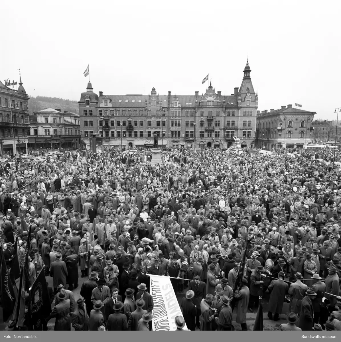 Folksamling på Stora torget, troligen i samband med en 1 maj-demonstration.