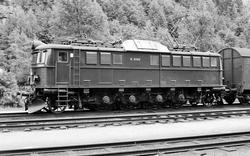 Elektrisk lokomotiv El 8 2069 med dagtoget fra Stavanger til