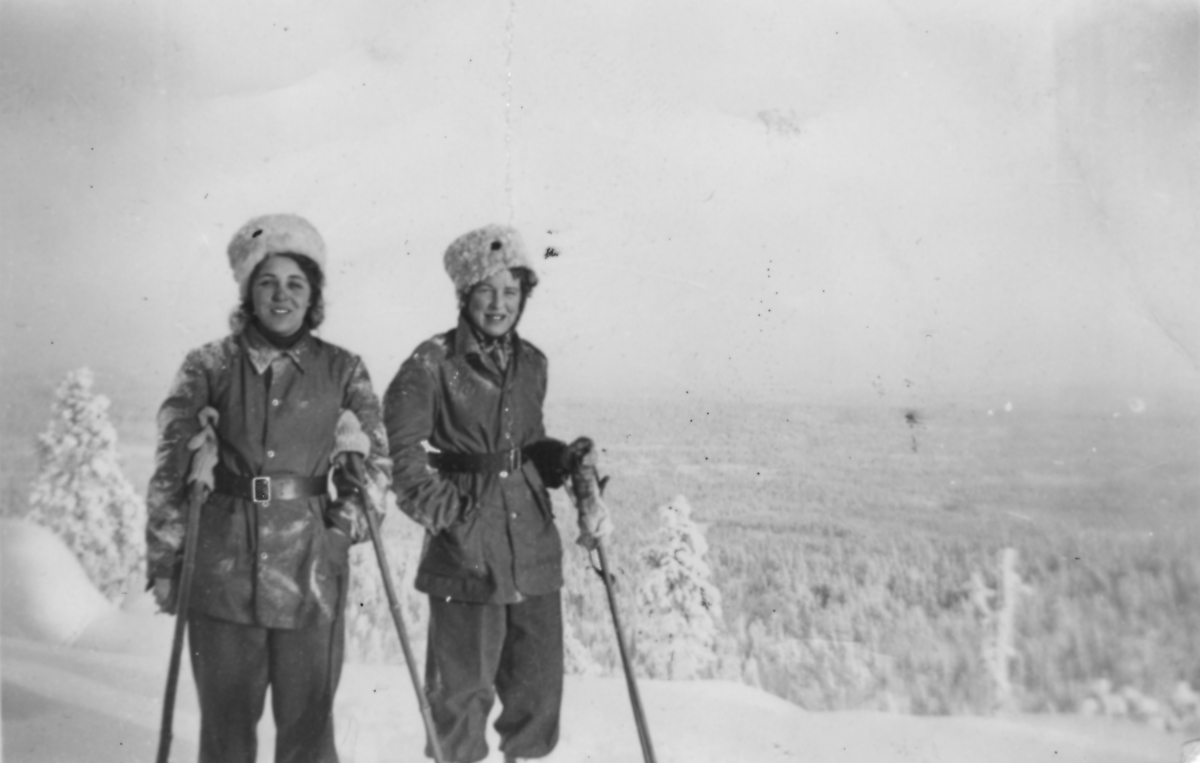 Luftbevakare Inger (efternamn okänt) och Karin Nordberg på en bergstopp under en skidtur i fjällen, 1942. De tillhörde 91:a ls-kompaniet i Tellejåkk, Kåbdalis under beredskapsåren.