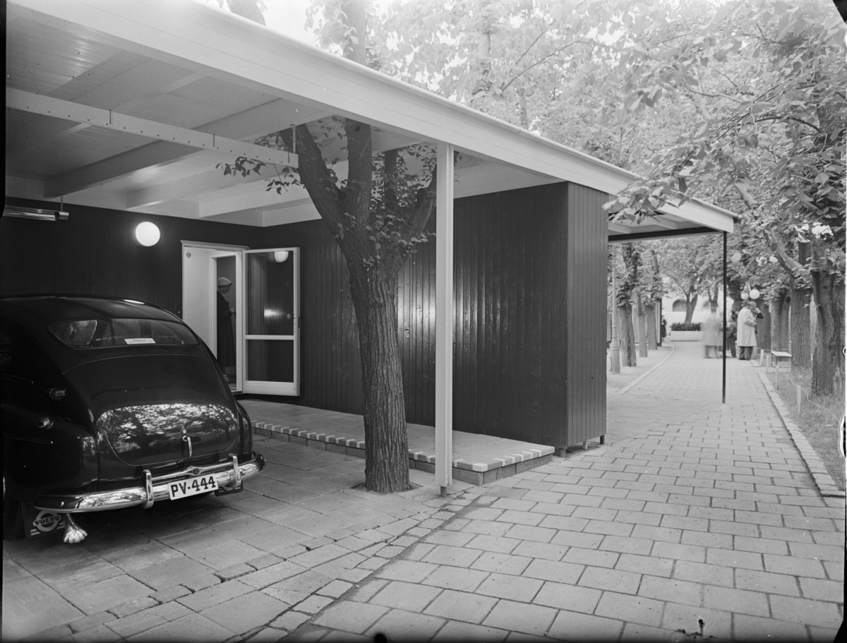 H55 Helsingborgsutställningen entrésidan på enfamiljshus
Exteriör med uppställningsplats för bil under tak.  Villa - Bo med bil - på H55-utställningen.