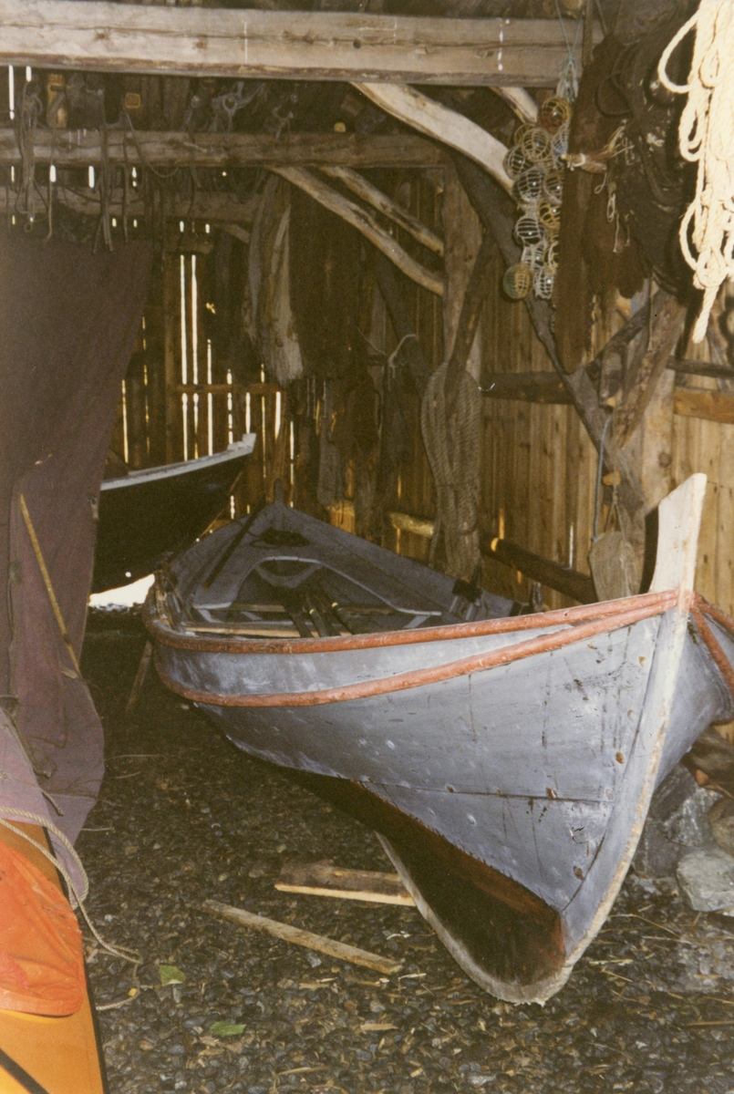 Dokumentasjonsbilder i serie av en nordfjordbåt i et naust på Sunnmøre Museum. Er nå i Florø.