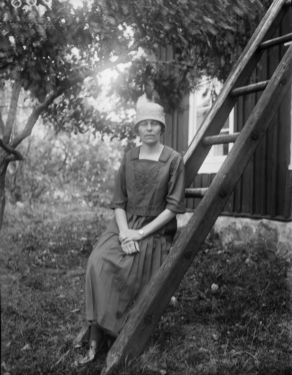 "Hildegard Petterson på stegen ensam", Sävasta, Altuna socken, Uppland 1921