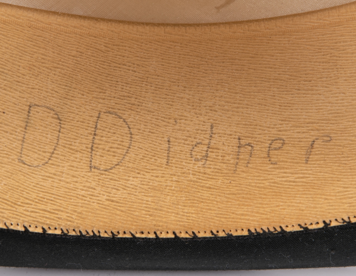 Hatt. Svart fälbhatt. Märke på insidan från A.F Bodecker Stockholm. Märkt "D Didner" i blyerts. Fodrad med vitt siden och läder.